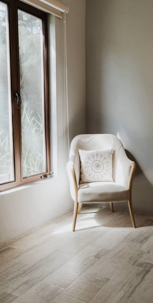 chairwindowlight 창가에 놓인 편안한 의자