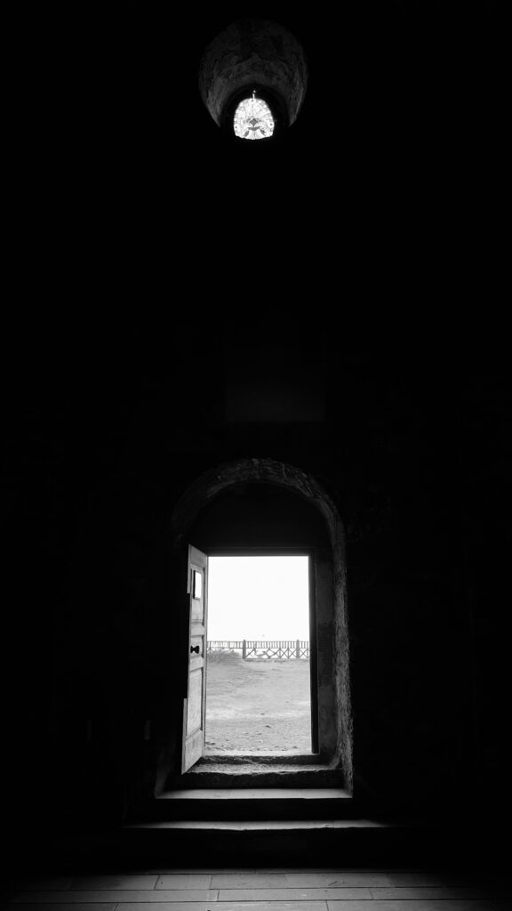 darktolight 어두운 방에서 빛으로