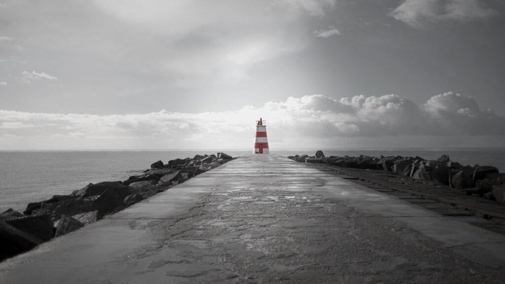 다음으로 이어지는 길 바다로 이어진 방파제 끝에 서 있는 등대 풍경
