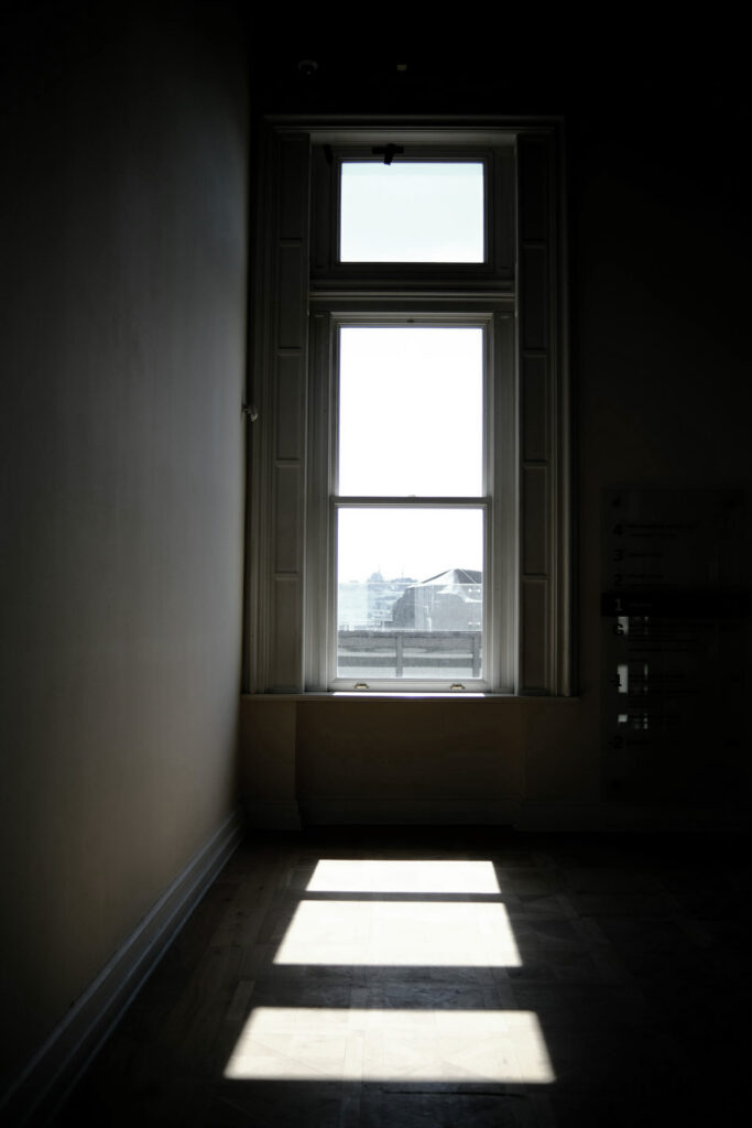 어두운 방에 창으로 비치는 햇빛