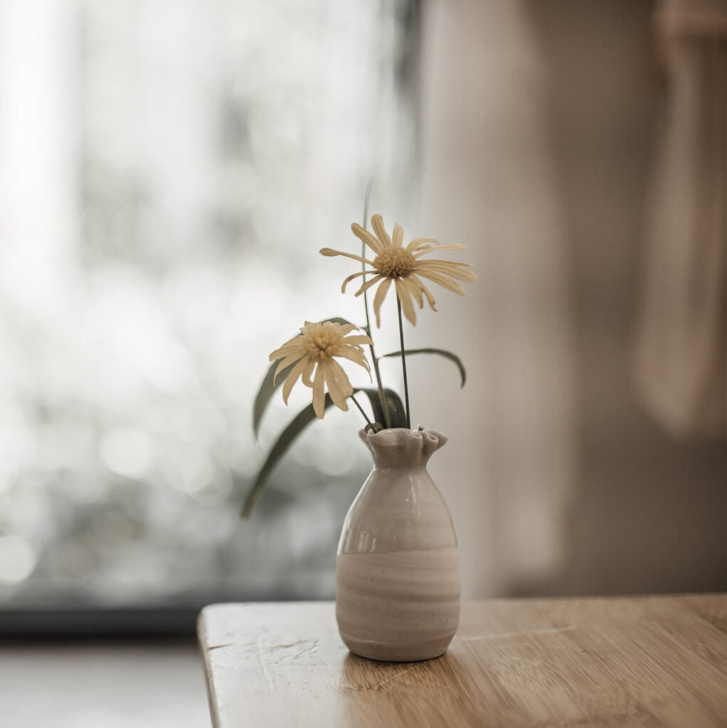 책상위 꽃병과 꽃 책상위 꽃병과 꽃